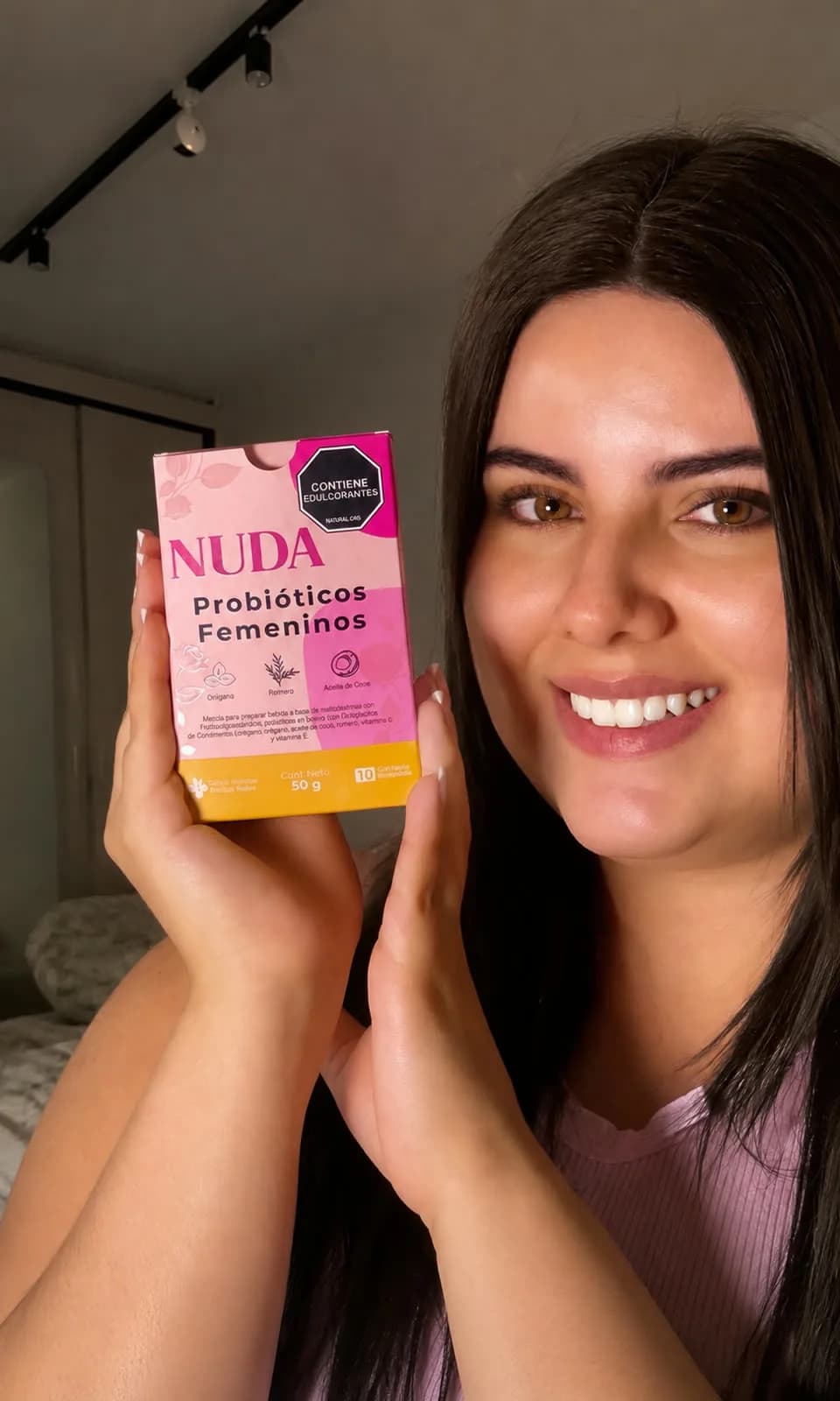 Mujer con la caja de Fase 1 NUDA