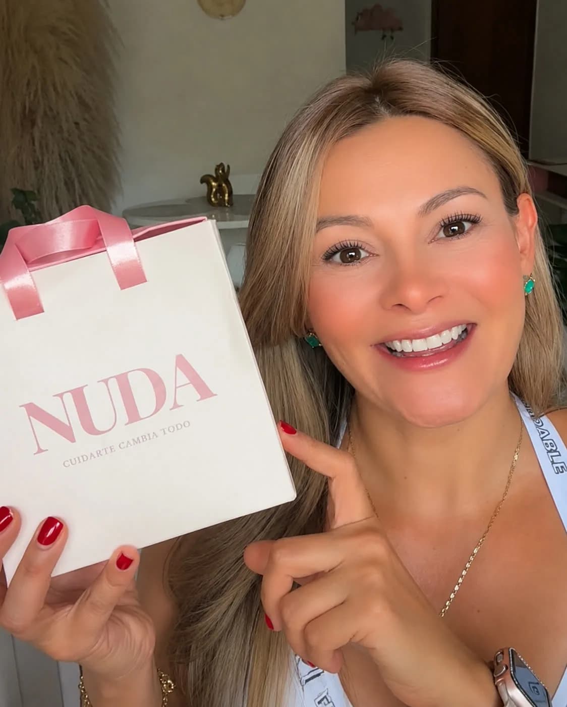 Mujer señalando la bolsa NUDA