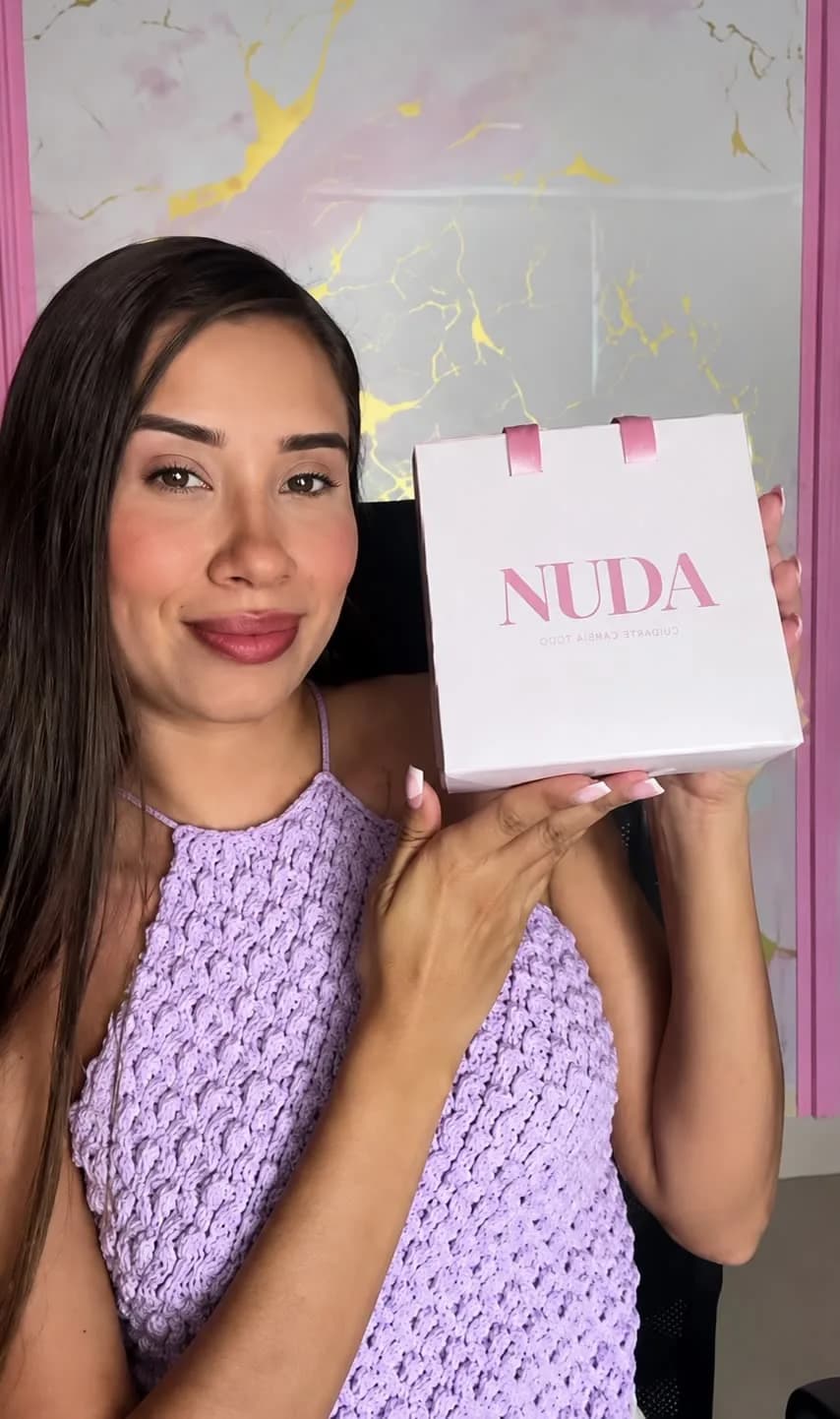 Mujer con la bolsa NUDA · Cuidarte cambia todo